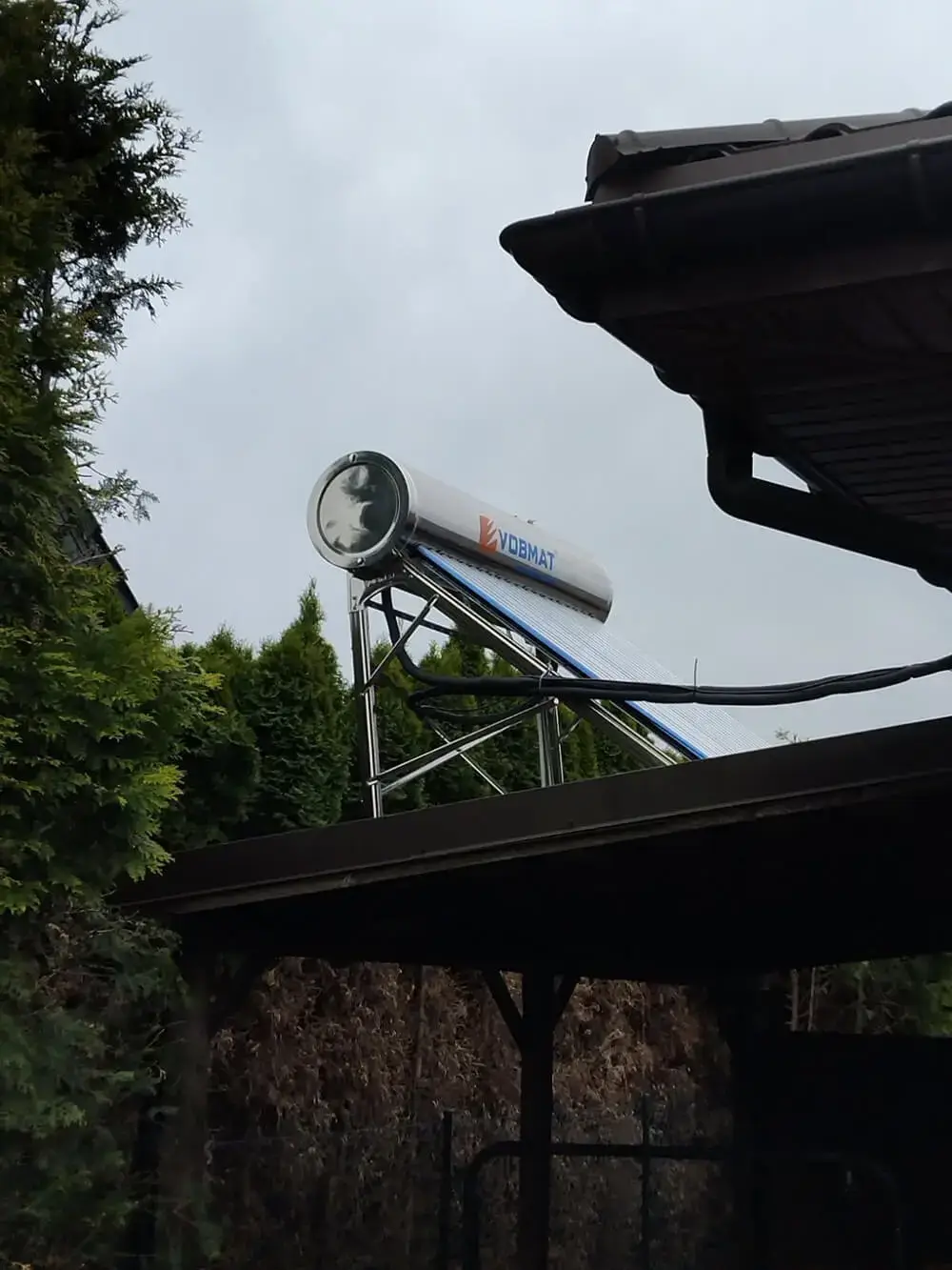 Kolektor słoneczny solarny na dachu domu